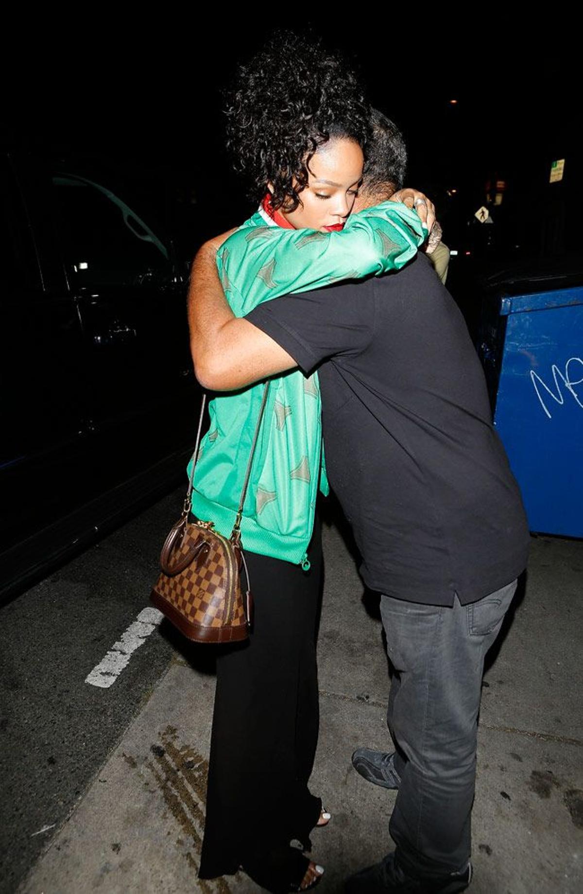Rihanna abraza a su padre, Ronald Fenty