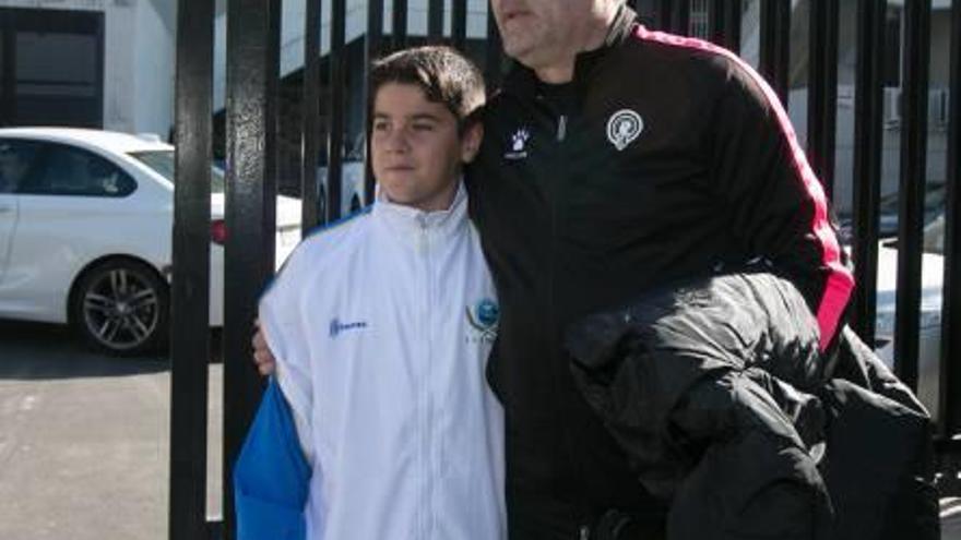 Un joven aficionado del Hércules se fotografía ayer junto a Josip Visnjic, que hoy debuta al frente del Hércules en Zaragoza.