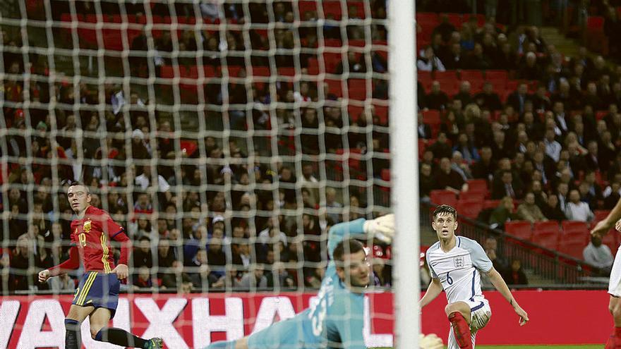 El lanzamiento de Iago Aspas supera a Heaton en la jugada del primer gol de España en Wembley.