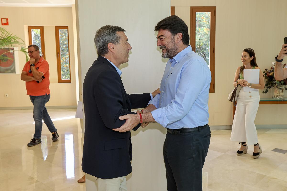 El conseller de Sanidad y el alcalde de Alicante se saludan