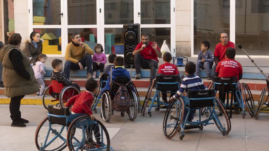 El ayuntamiento envía un operario al colegio donde decenas de niños en silla de ruedas dan clase en el patio para que accedan al aula