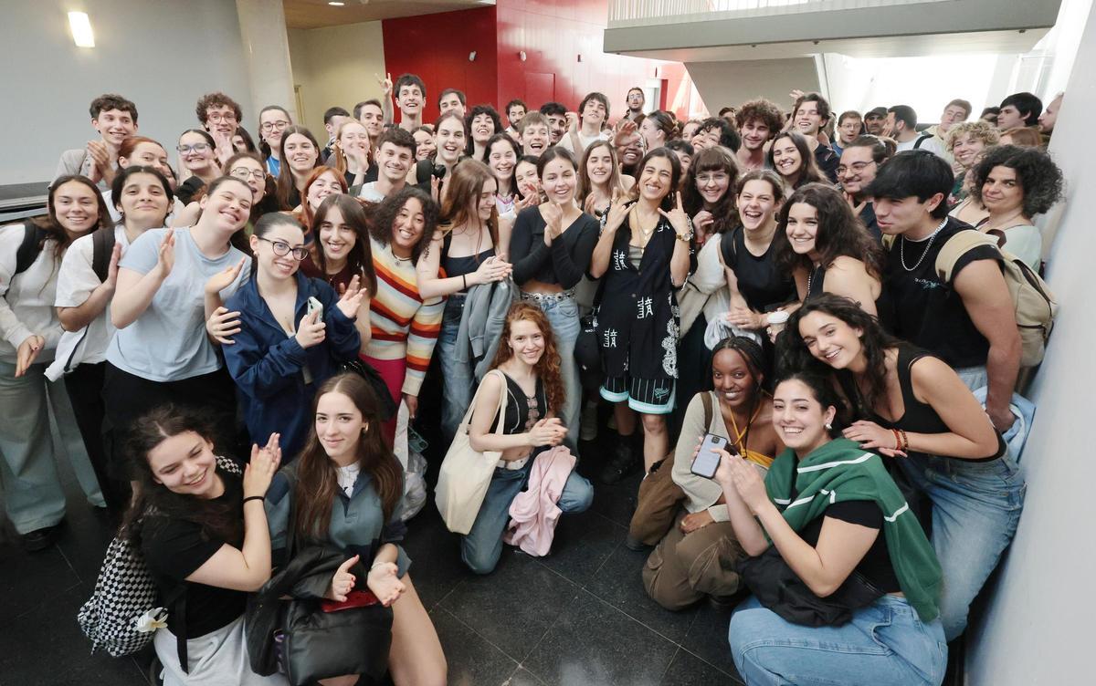 La actriz Carolina Yuste rodeada de alumnado de la ESAD en Vigo
