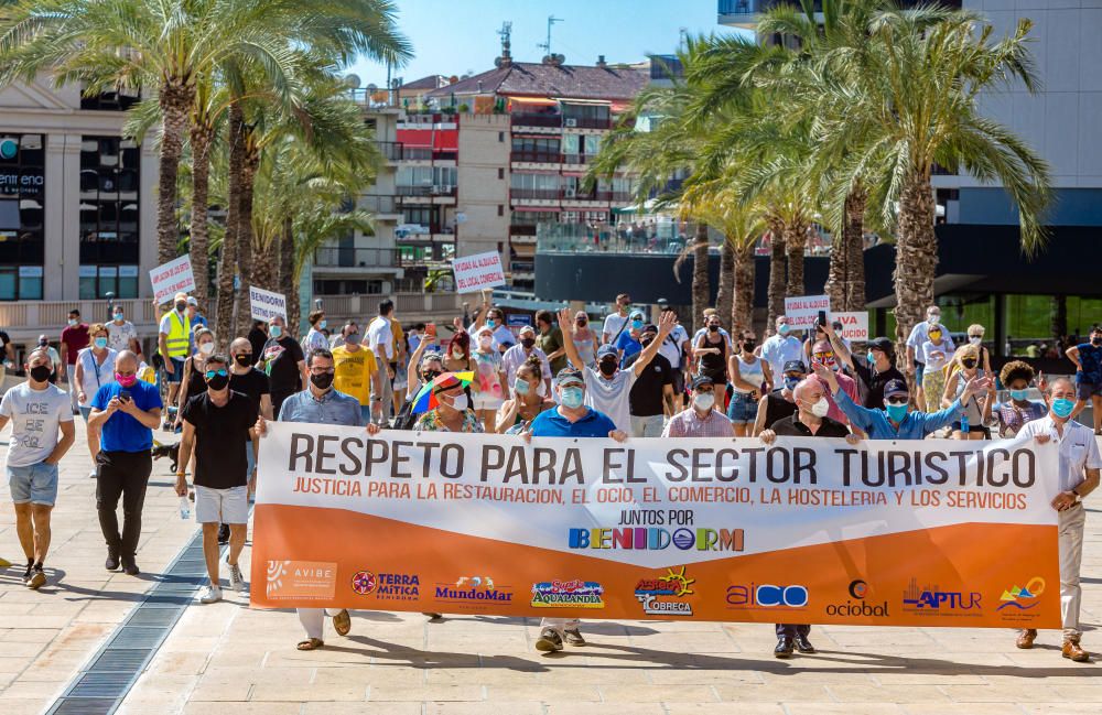 Más de 500 personas se manifiestan en Benidorm contra la decisión del cierre del ocio nocturno.