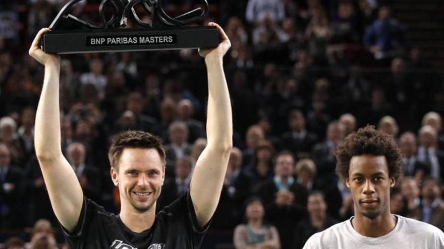 Soderling levanta el trofeo de ganador en París-Bercy.