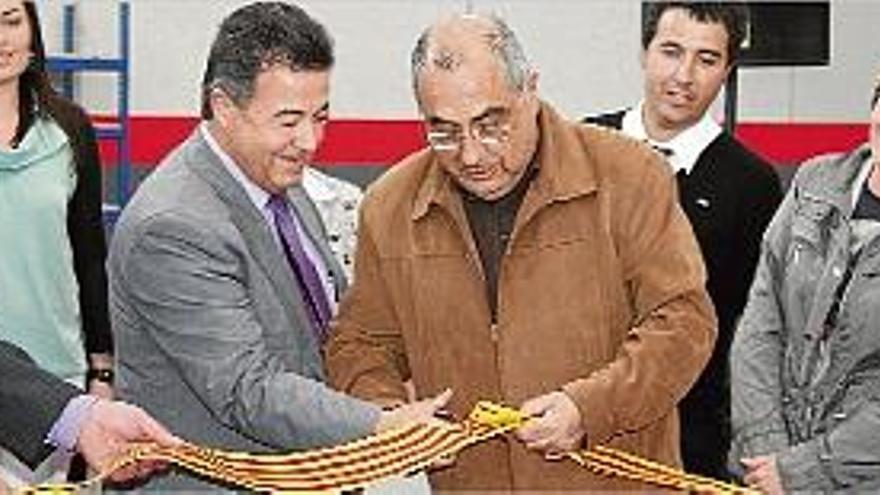El conseller Nadal tallant la cinta que inaugurava la primera nau del polígon Logis Empordà.