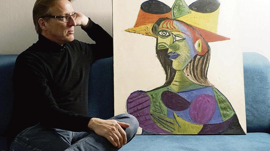 Arthur Brand, con el cuadro de Picasso. // Efe