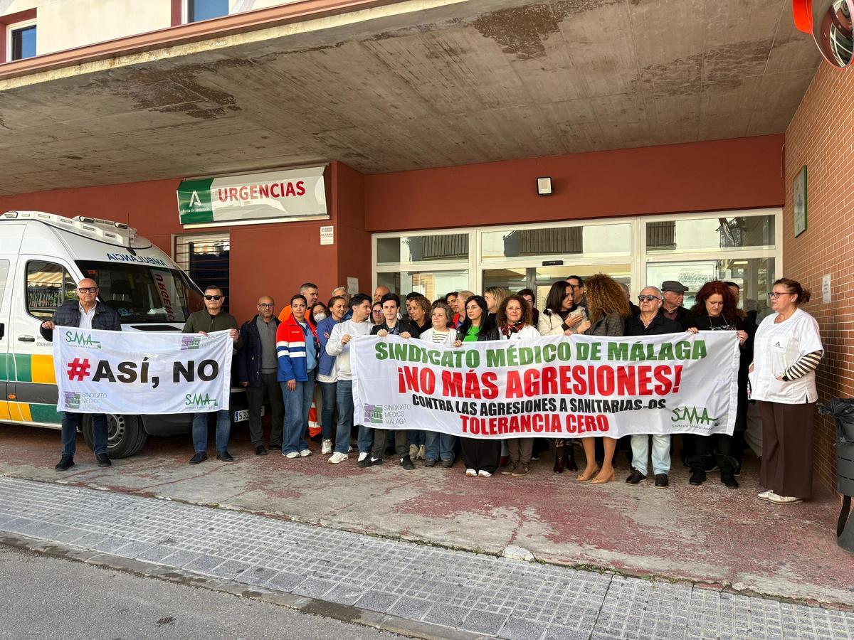 Concentración en el centro de salud de Alhaurín de la Torre para condenar la agresión.