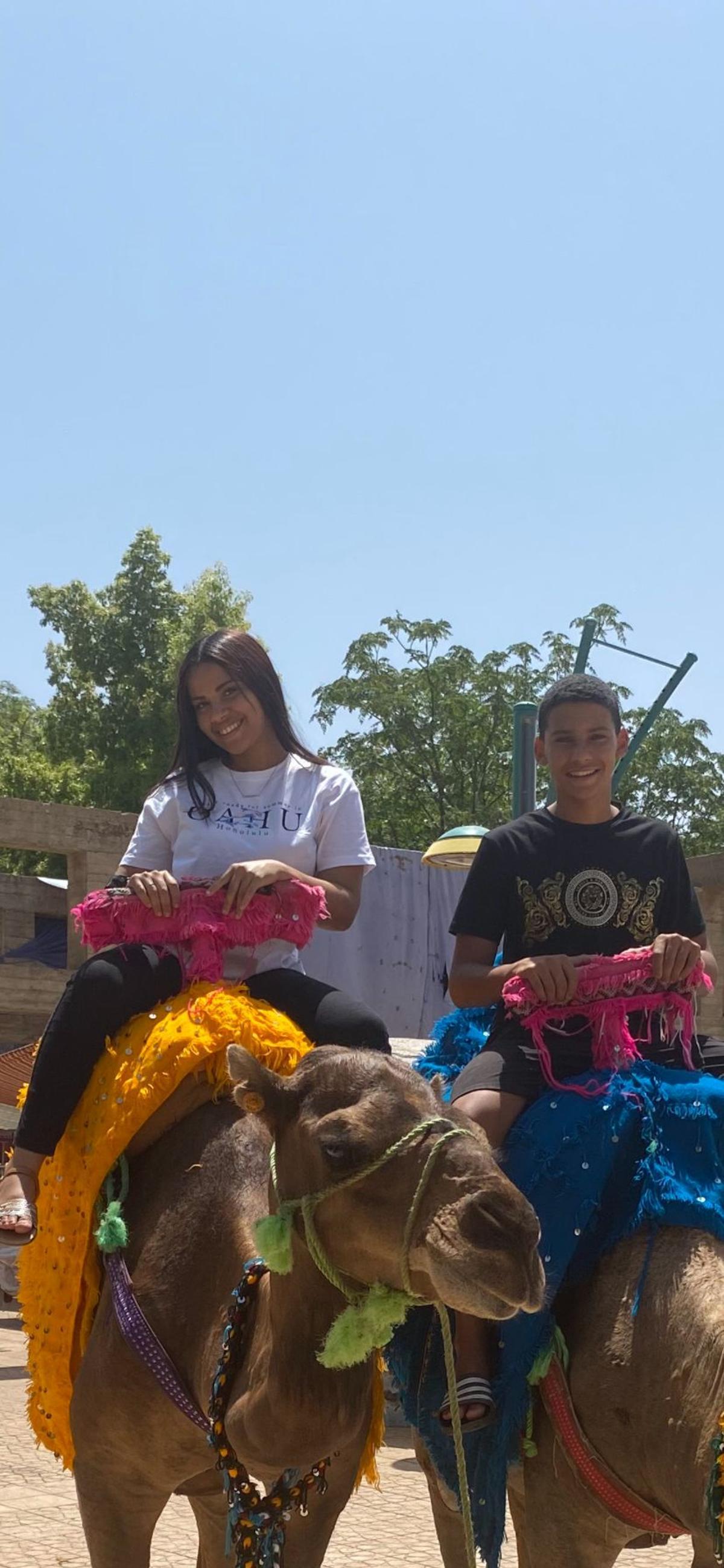 Yassine, uno de los menores desaparecidos en El Confital, con su hermana mayor, Hasna.