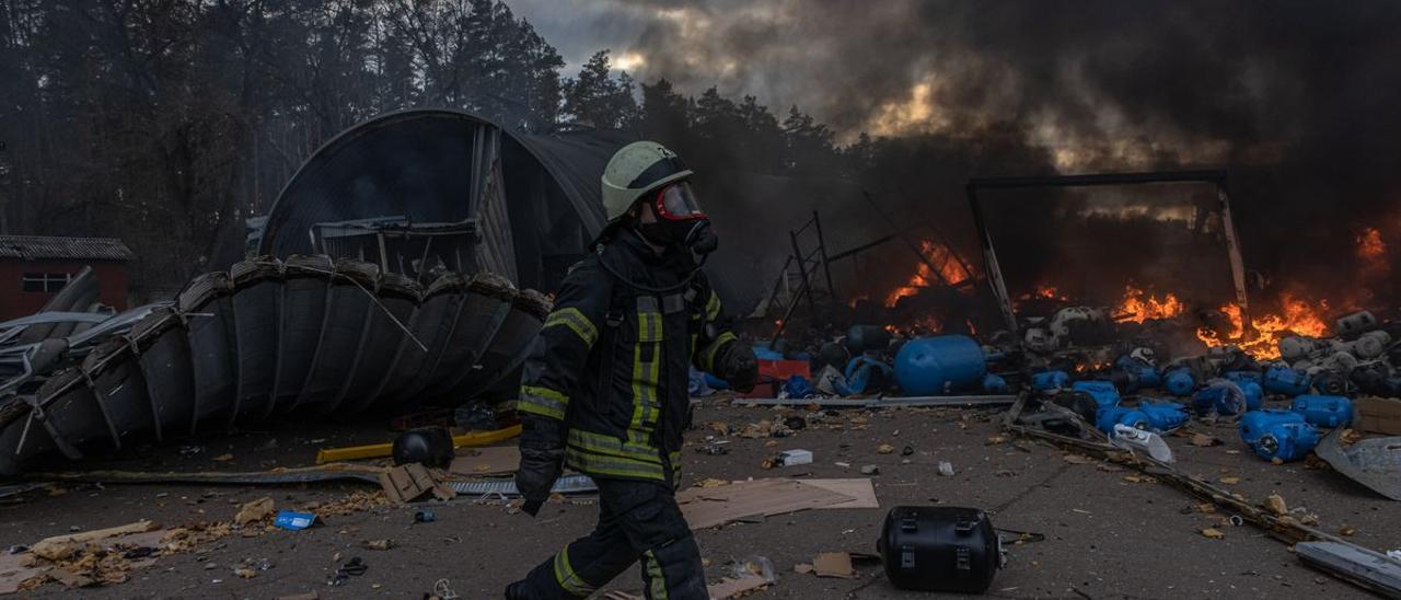 Un bombero en la extinción de un fuego en la región de Kiev.