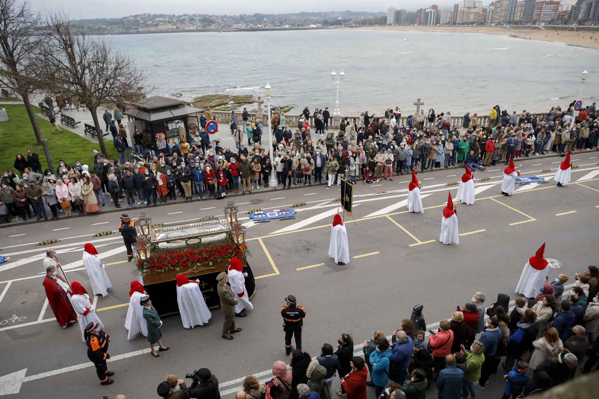 En imágenes: La procesión del Viernes Santo en Gijón