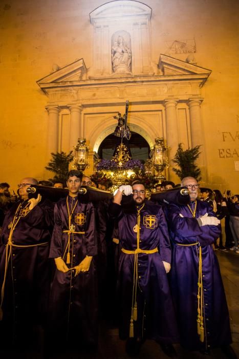 El Nazareno lució anoche una nueva canastilla revestida de pan de oro y la parihuela de su trono original recién estrenada