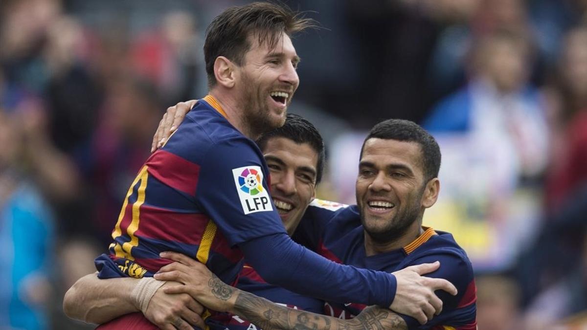 Messi y Alves felicitan a Suárez tras el 2-0 del uruguayo.
