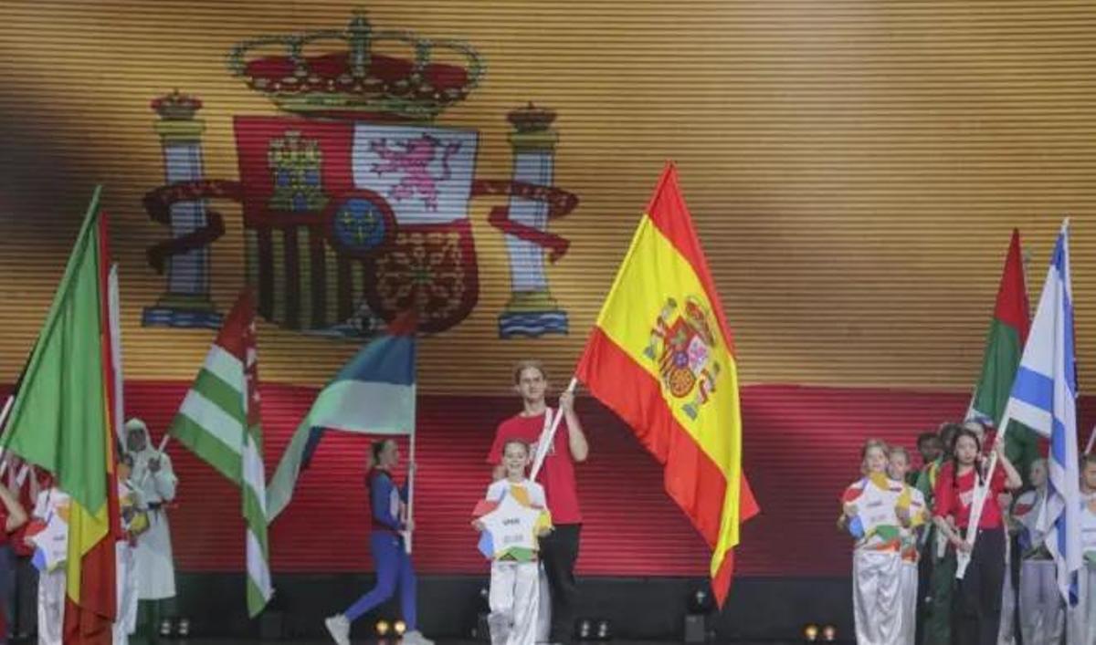 La 'falsa' abanderada de España en los Juegos BRICS de Rusia 2024.