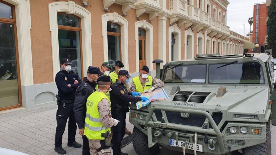 Policías y militares trabajan en la estación de trenes.