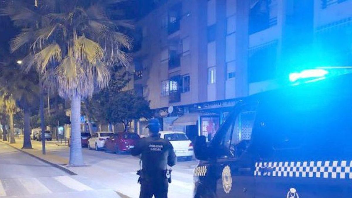 Un agente de la Policía Local de Puente Genil, durante un servicio nocturno en una imagen de archivo.