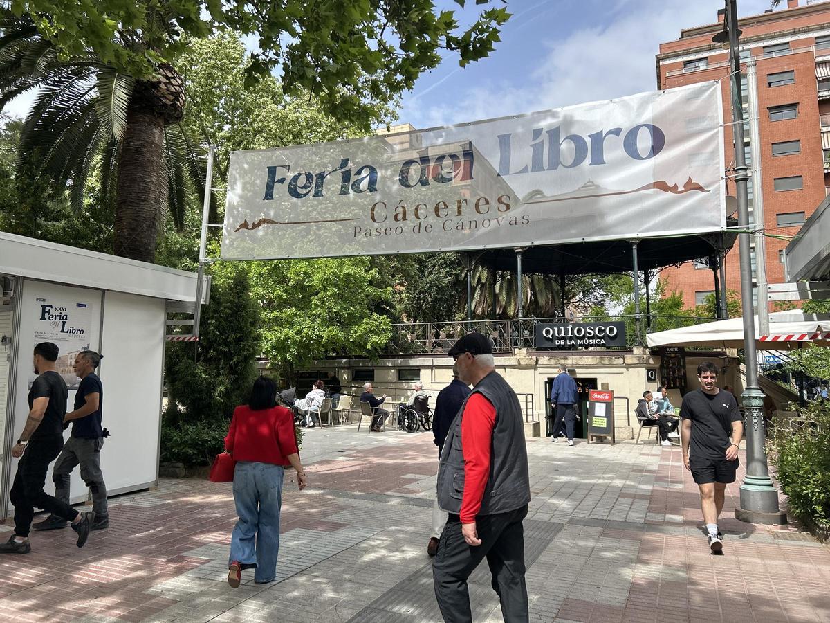 Fotogalería | Todo listo para el arranque de la Feria del Libro de Cáceres Fotogalería | Todo listo para el arranque de la Feria del Libro de Cáceres