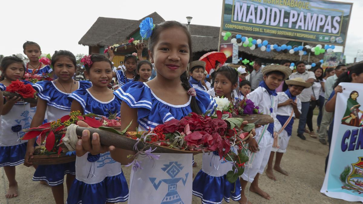 Imagen de archivo de unas niñas bolivianas en un desfile