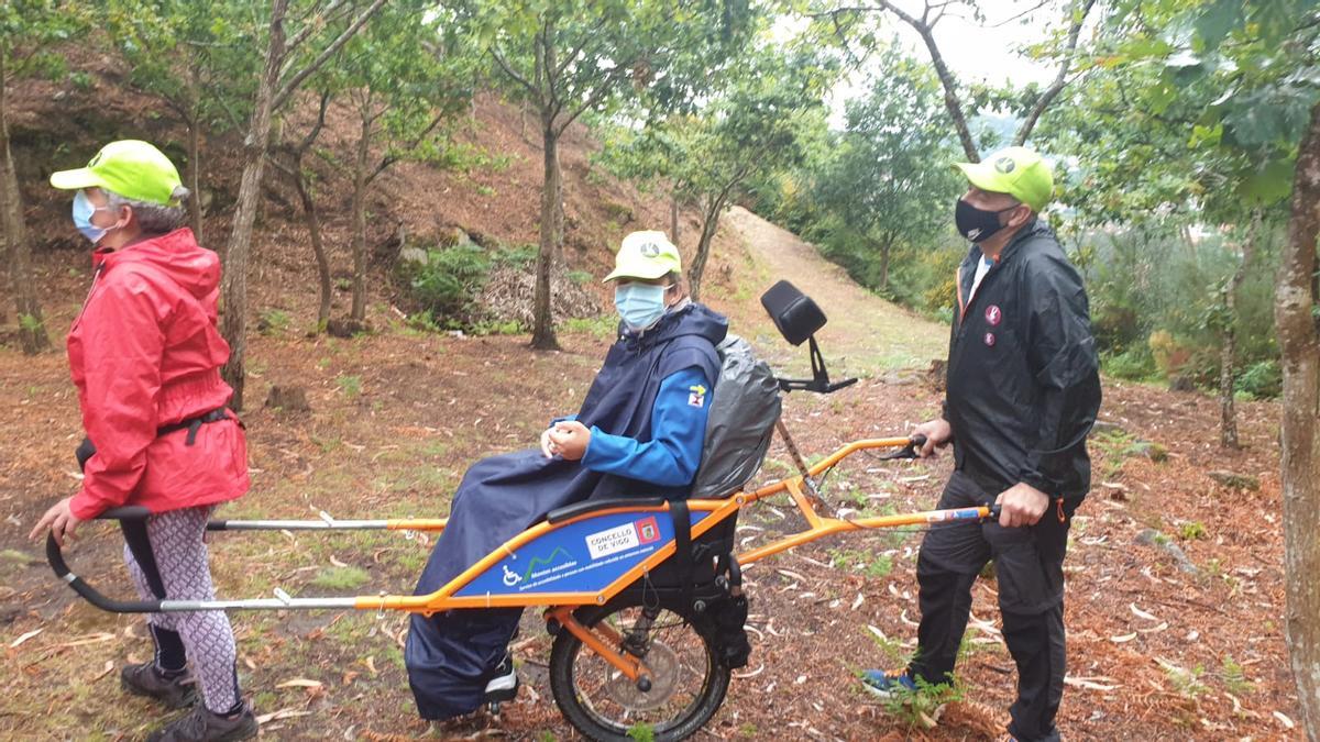 Uno de los visitantes, con la ayuda de voluntarios.