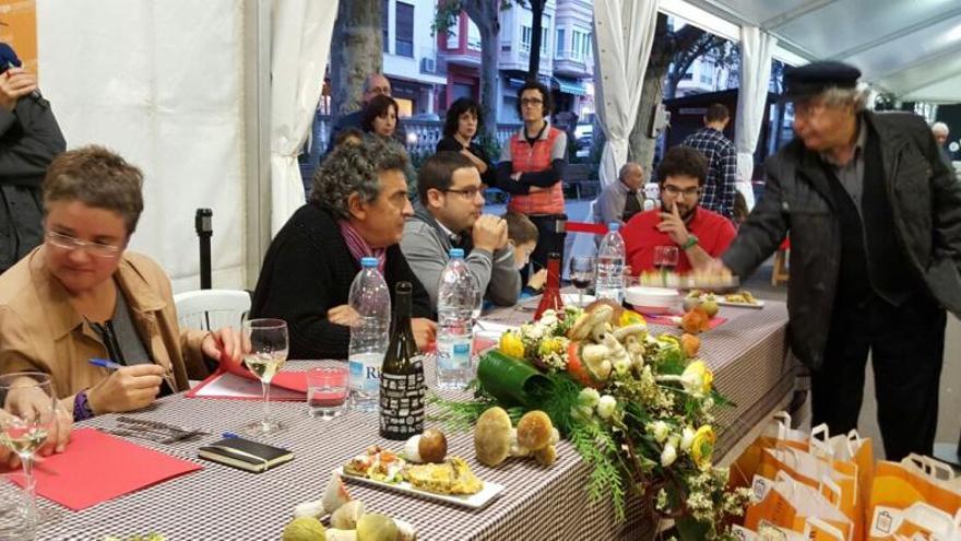 Participants en la mostra gastronòmica del bolet de dissabte al Vall