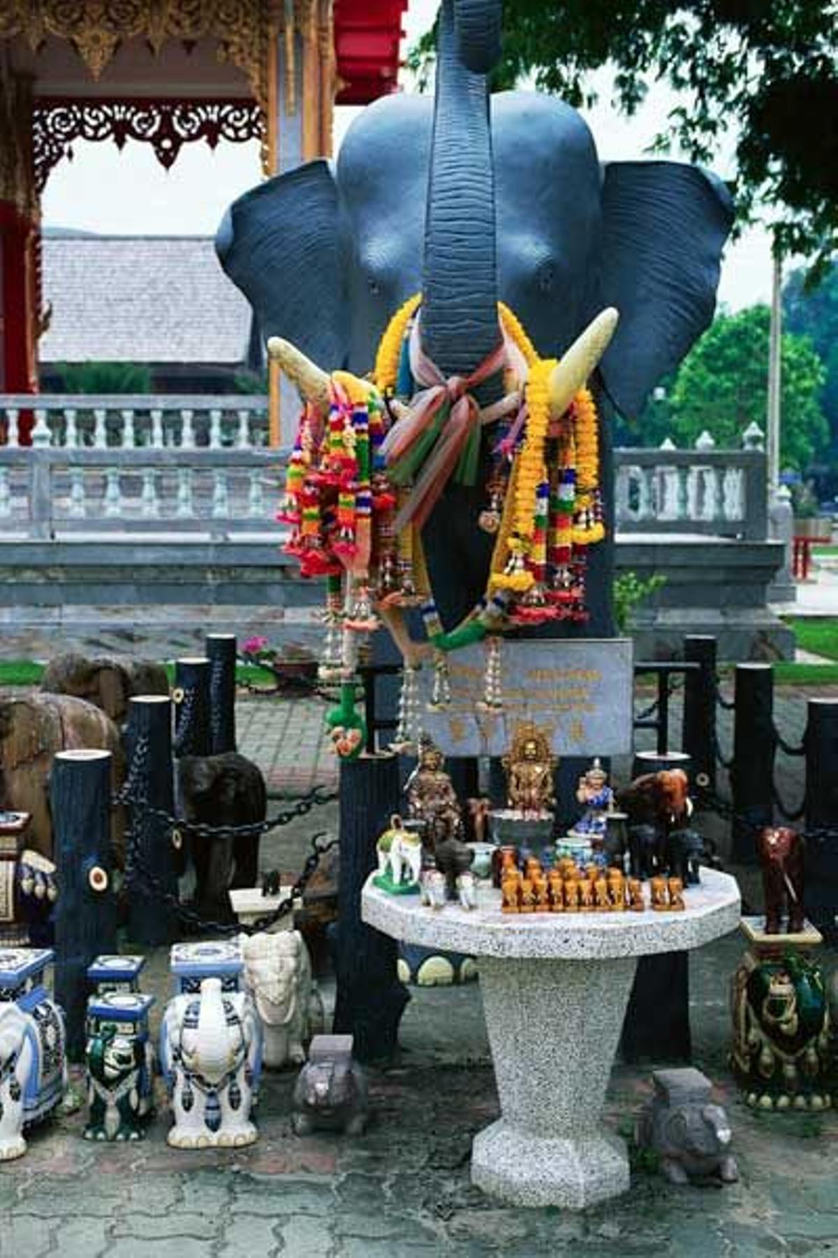 Estatua de un elefante en el jardin de Wat Chalong.