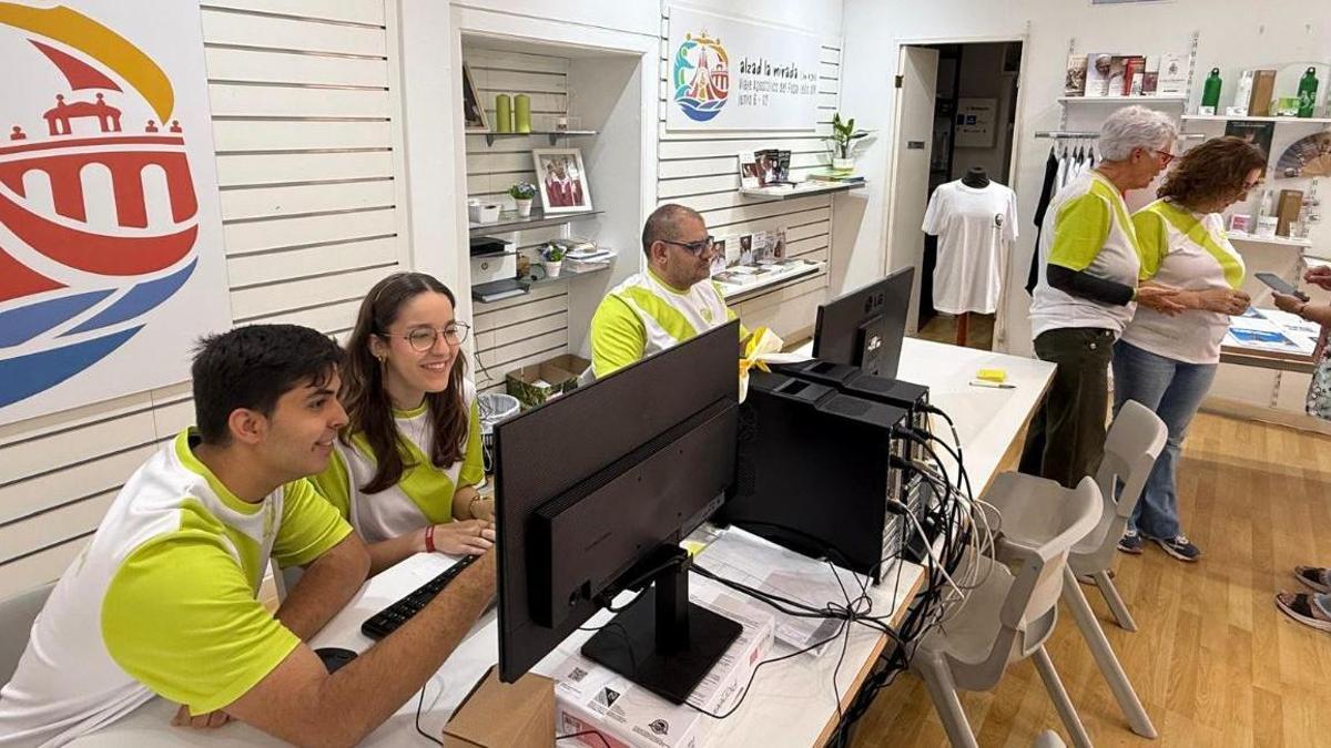 Voluntarios de la Oficina de Información de la visita del papa, en La Laguna, estrenan su equipación.