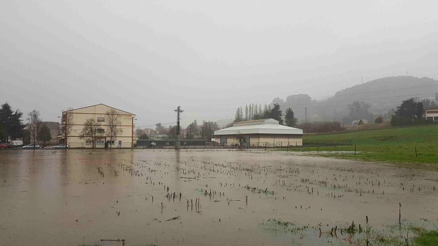 El temporal de lluvias y la marea alta inundan Villaviciosa