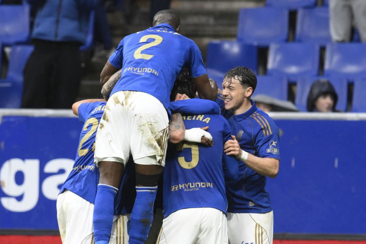 Los jugadores del Oviedo celebran el gol del triunfo ante el Valencia.