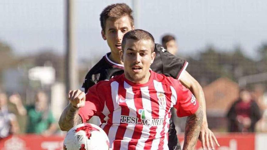 Isma Cerro recibe un balón de espaldas ante la presencia de un futbolista del Vitoria durante un partido en Mareo.