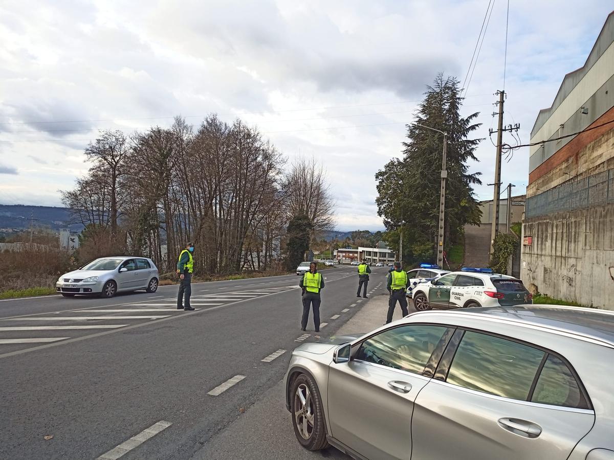La Guardia Civil de Ourense realiza un control en el límite del Concello de Ourense. // FdV