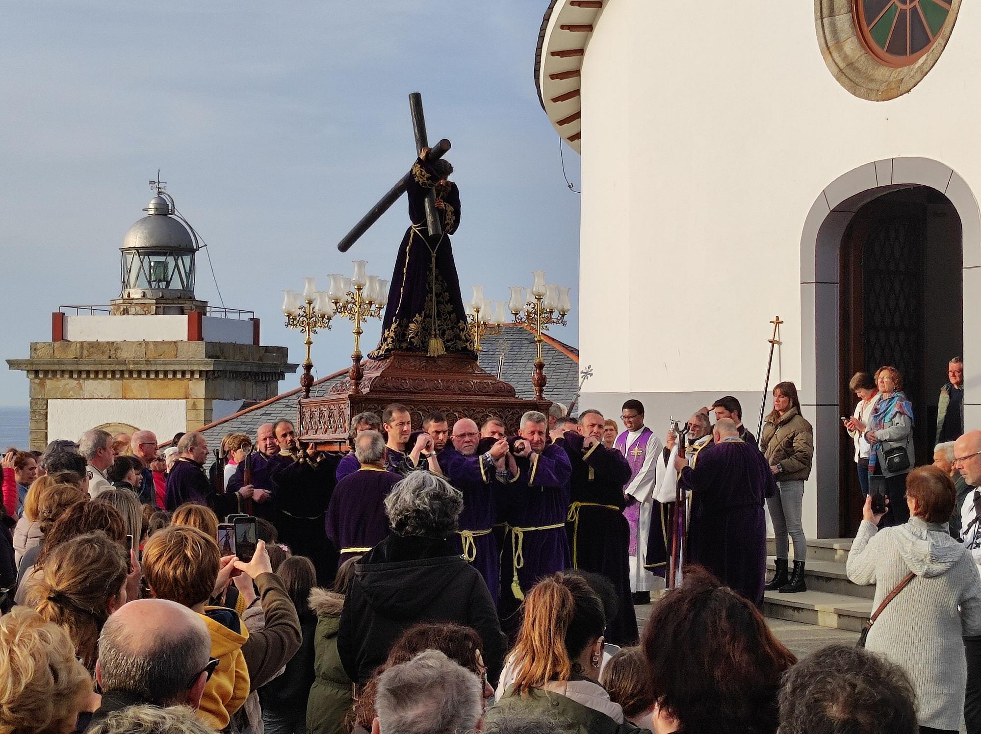 Así fue la procesión de bajada que abre la Semana Santa de Luarca