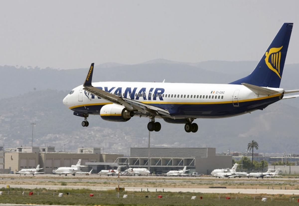 Un avió de Ryanair aterra a l’aeroport del Prat, a l’agost.