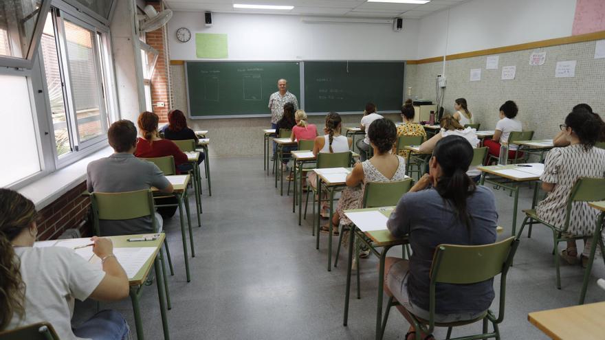 Oposiciones de Educación: &quot;Conselleria nos va a hacer trabajar 12 horas diarias&quot;