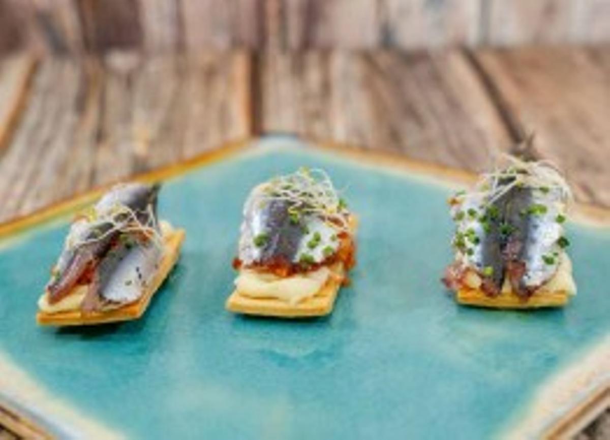 Coca de trempó con tartar de tomate, mousse de ajo blanco y sardina marinada.