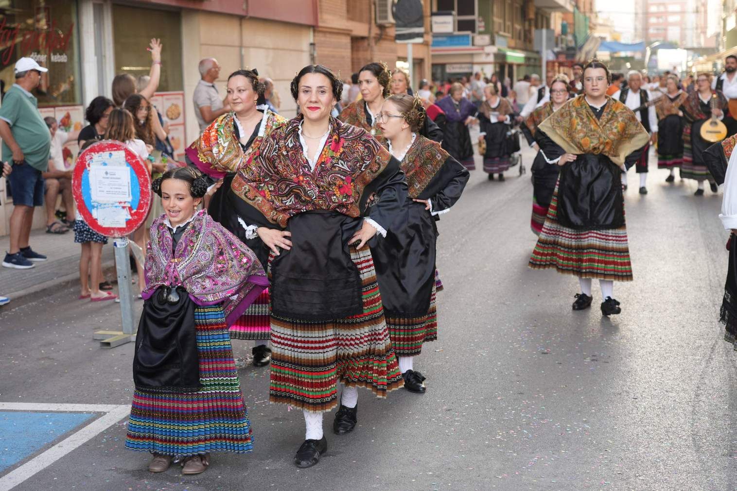 El Grau da inicio a las fiestas de Sant Pere con pólvora, bous y música