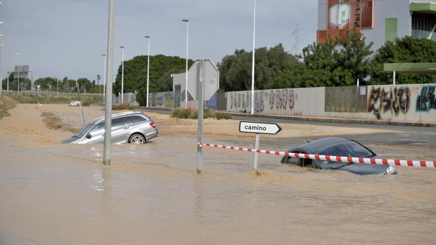 Dos coches son arrastrados por la fuerza del agua tras el paso de &#039;Gloria&#039; por los municipios marmenorenses.