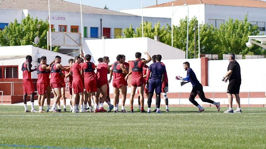 La plantilla del Llerenense durante uno de los entrenamientos de esta semana.