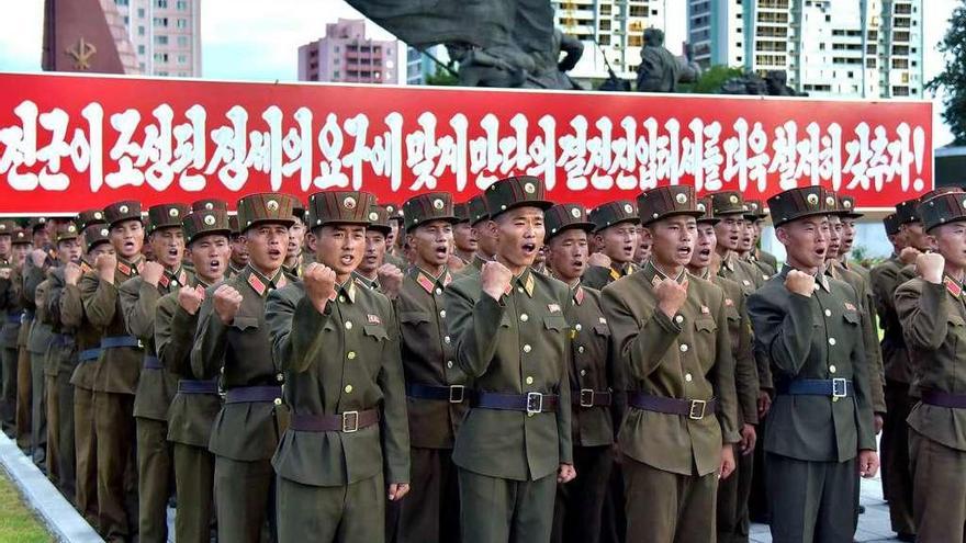 Uniformados norcoreanos, en una demostración de apoyo al régimen en Pyongyang. // Reuters