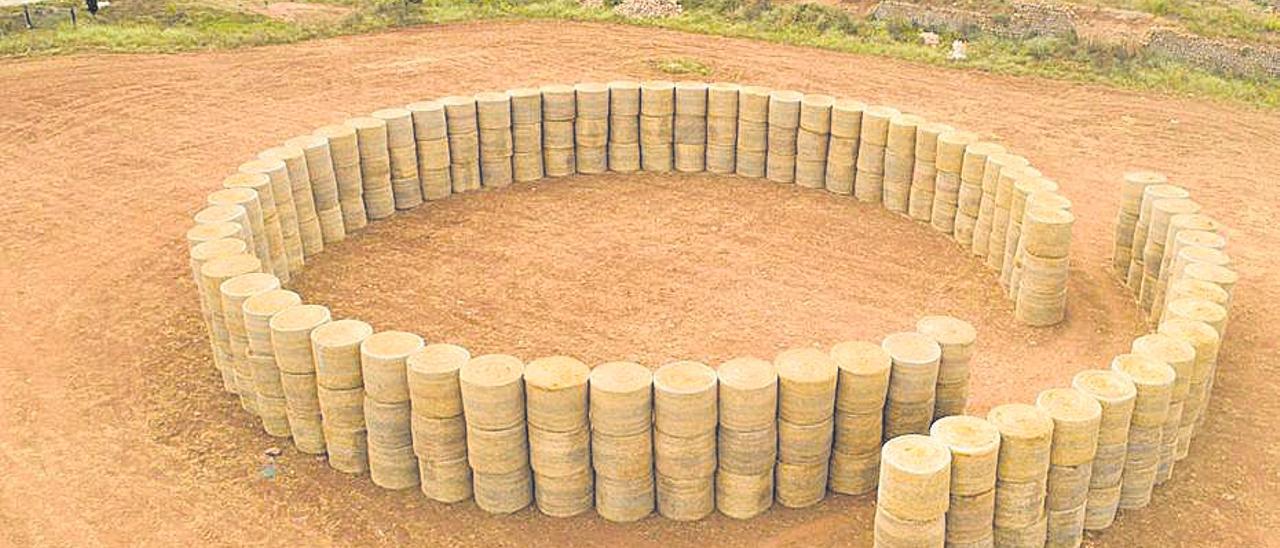 Imagen aérea del auditorio circular hecho con pacas.