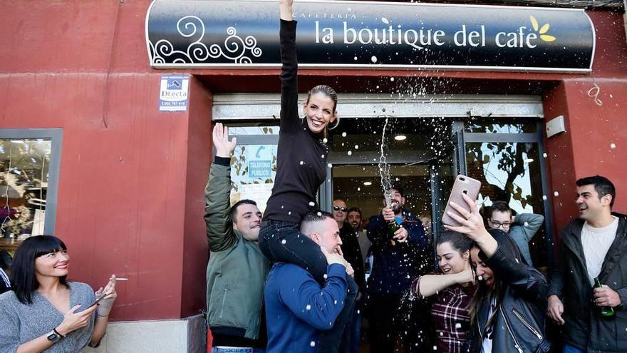 Clientes y empleados de La Boutique del Café celebran el premio.