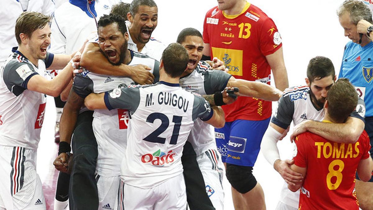 Nikola Karabatic se abraza con su compañero Víctor Tomás, mientras los jugadores franceses celebran la victoria