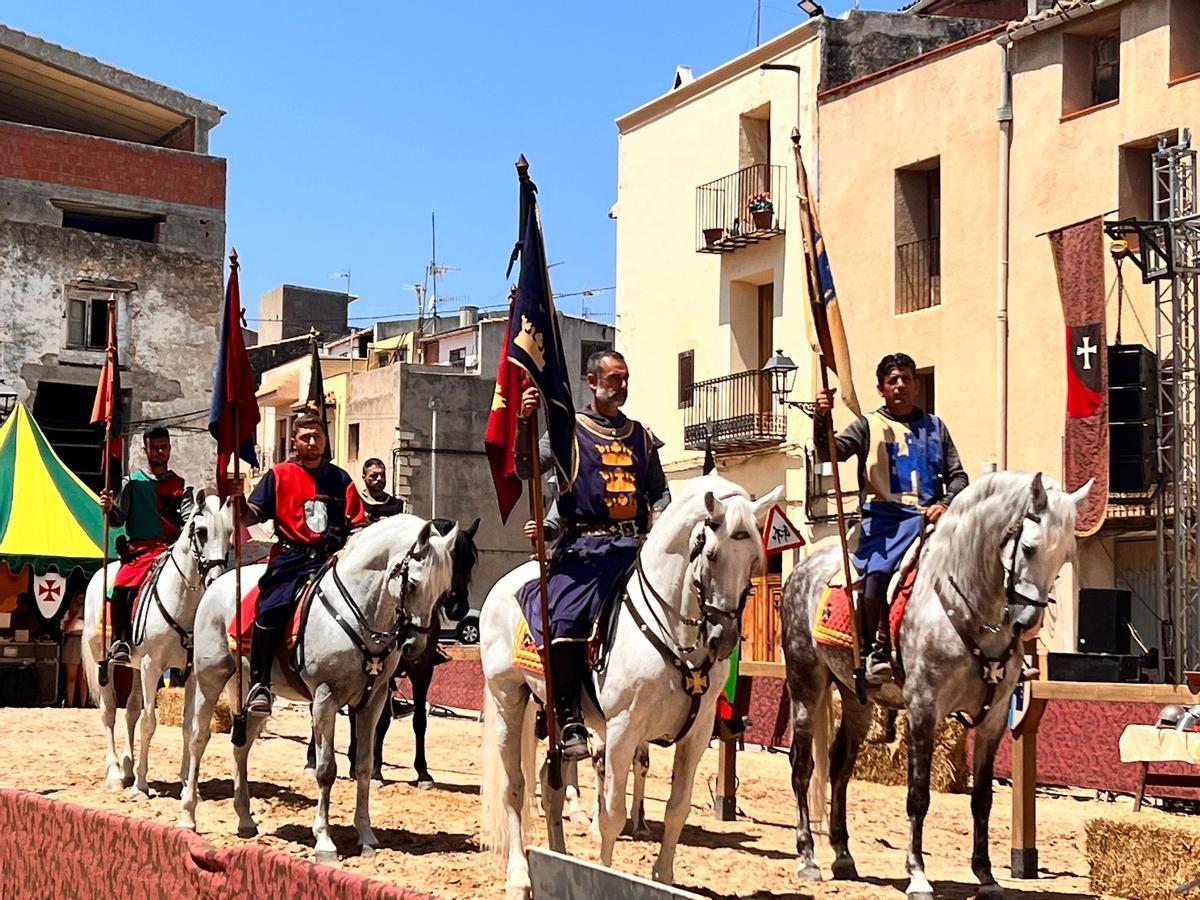 Espectáculo ecuestre con caballeros.