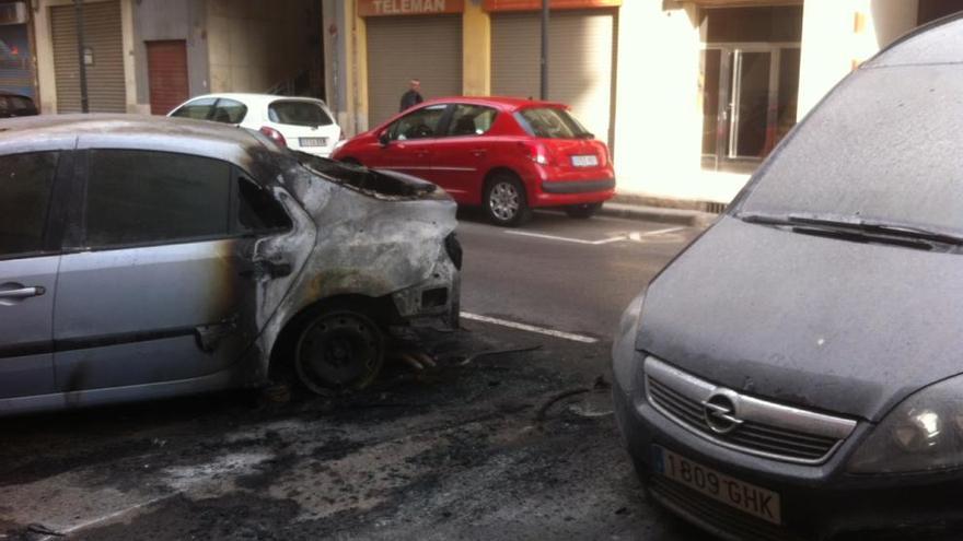 Los coches siniestrados en la calle Luis Lamarca.