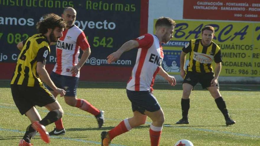 Un jugador del Alondras conduce el balón durante el partido de ayer en O Morrazo. // Gonzalo Núñez