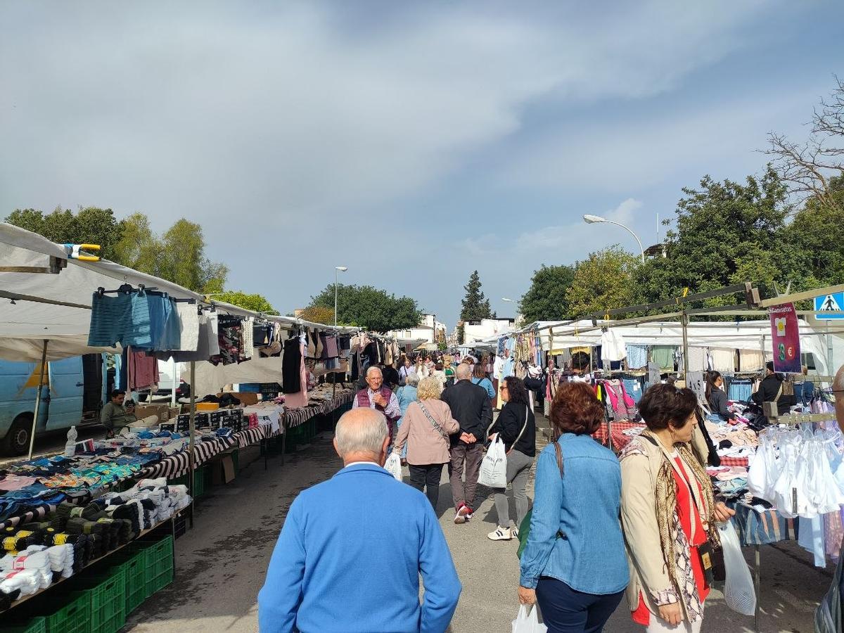 Mercadillo de Los Retales de Puente Genil.