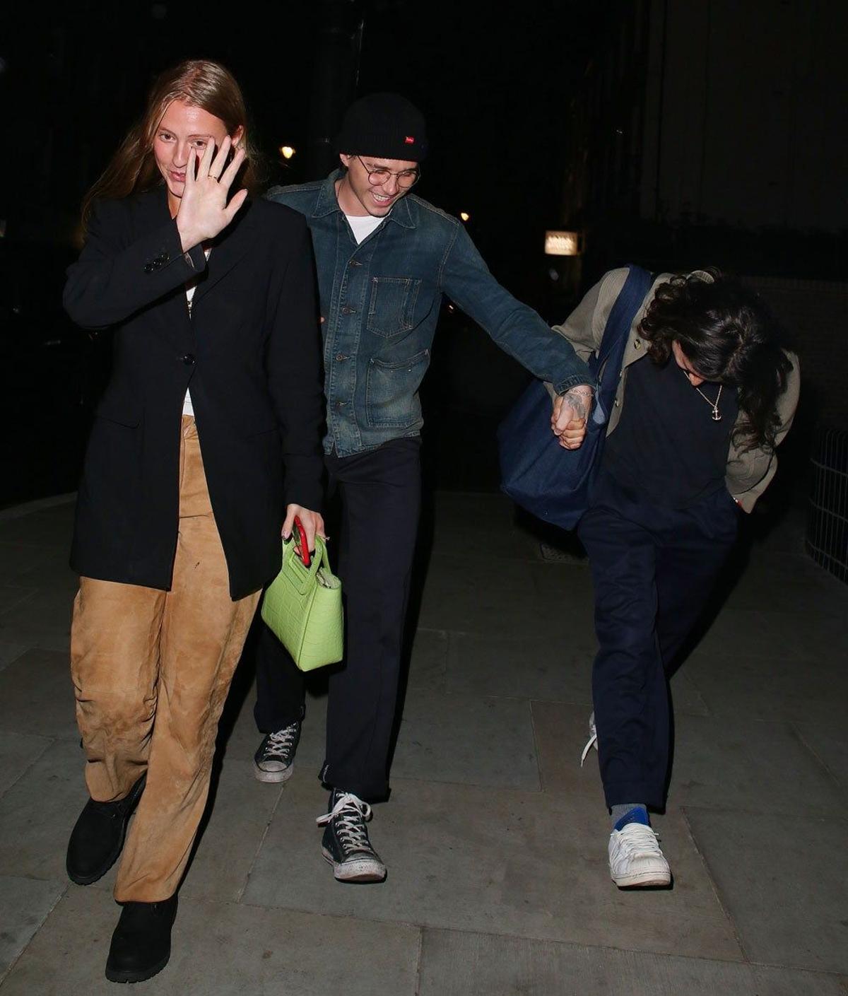 Brooklyn Beckham llegó acompañado de dos amigos a la fiesta de Love Magazine