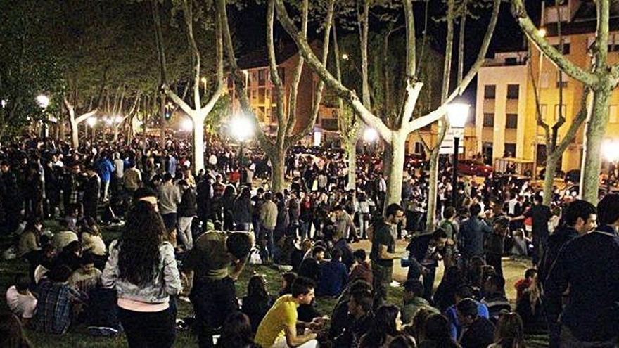 El parque de San Martín de Abajo durante un &quot;macrobotellón&quot; de los celebrados en la noche del Jueves al Viernes Santo