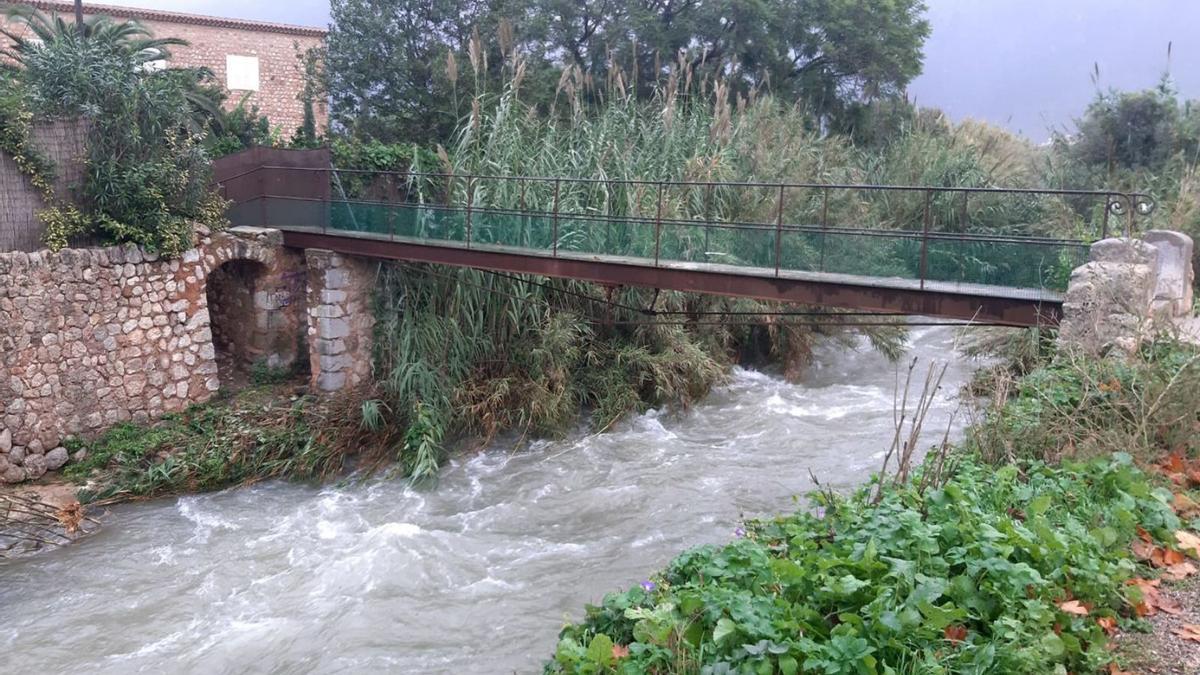 El torrent Major de Sóller presentaba ayer este imponente caudal por las fuertes lluvias. | JOAN MORA