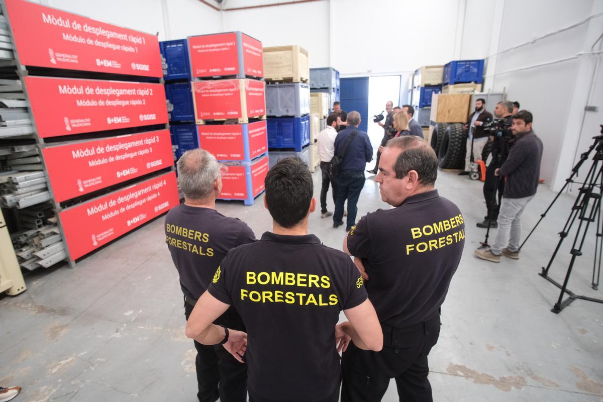 Uno de los principales objetivos de los centros logísticos es prestar apoyo a al labor de los Bomberos Forestales de la Generalitat