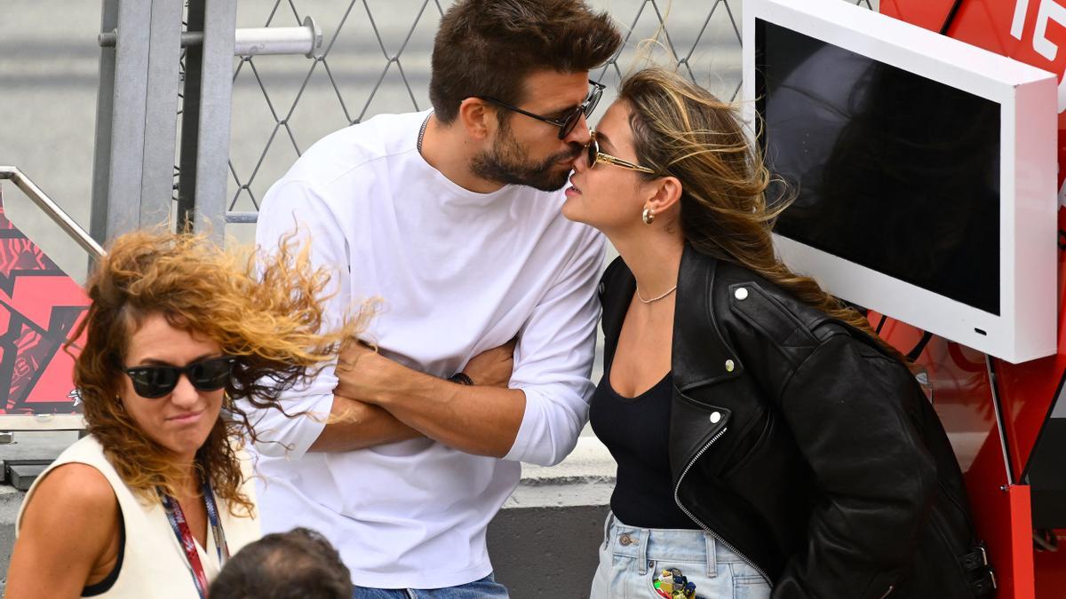 La biker de cuero oversize de Clara Chía con la que ha marcado tendencia en el circuito de Montmeló