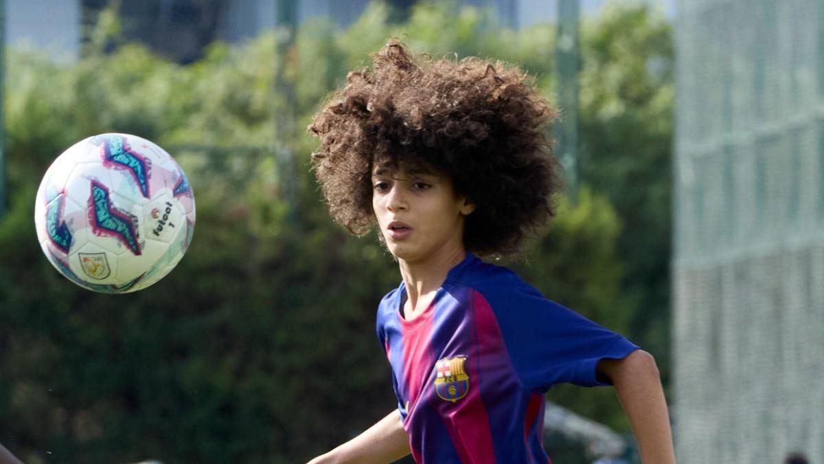 Adam Qaroual es capaz de hipnotizar el balón